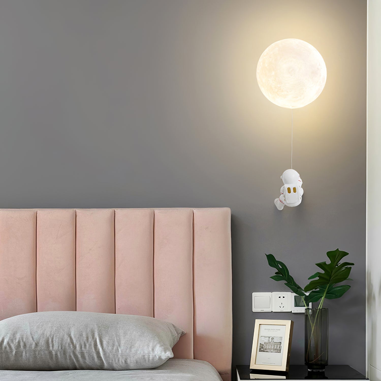 Lunar Wall Lamp