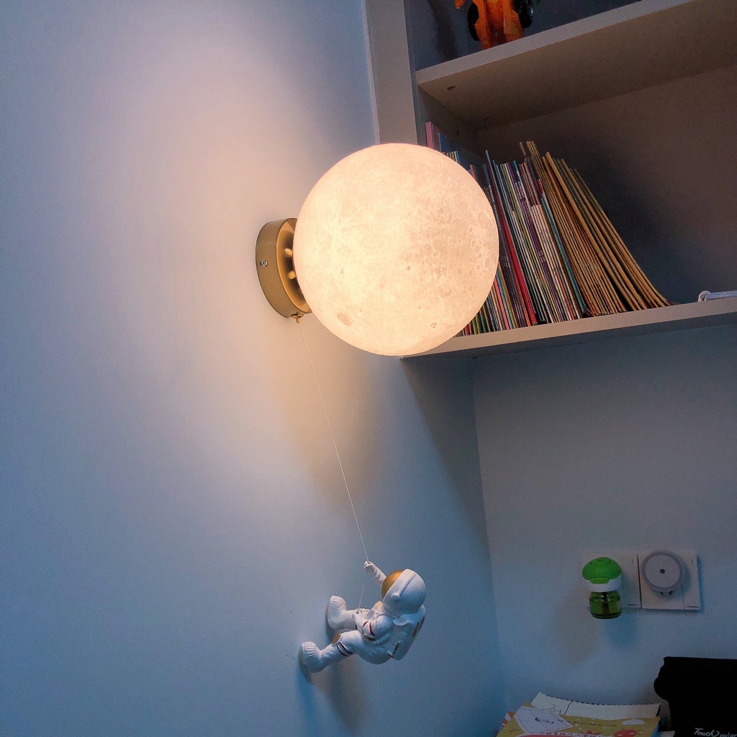 Lunar Wall Lamp