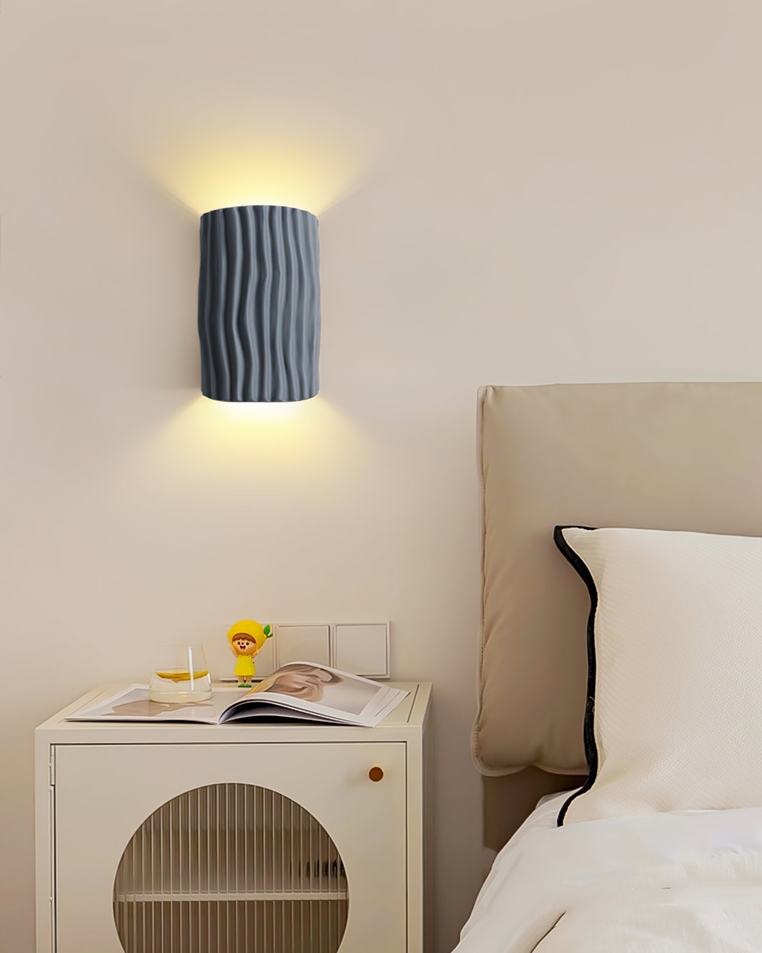 Pleated Resin Wall Lamp