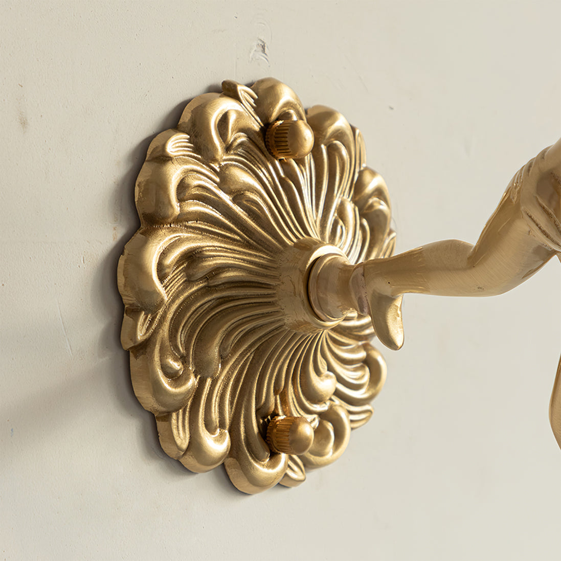 Putti Statuettes Brass Wall Lamp