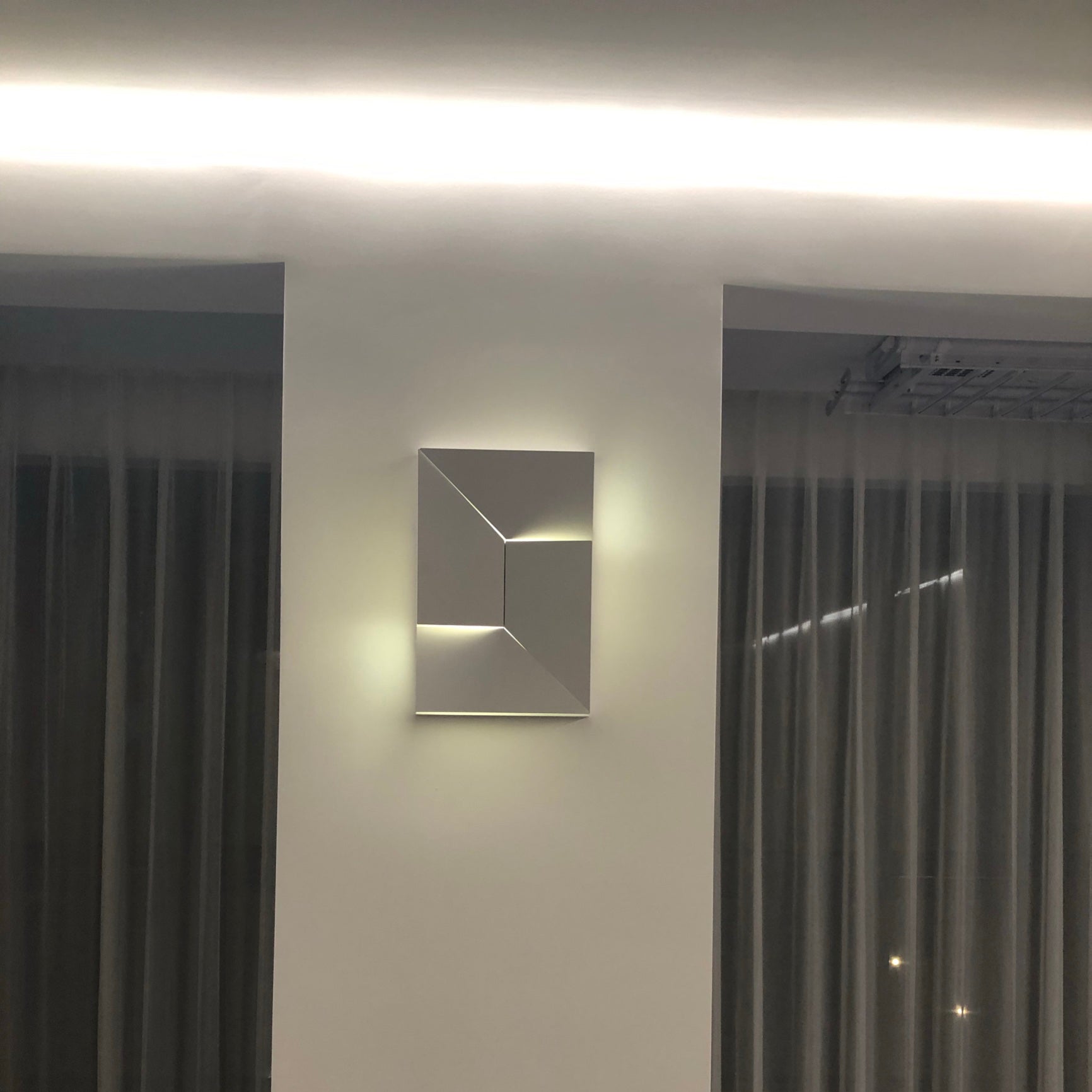 Shadows Wall Lamp