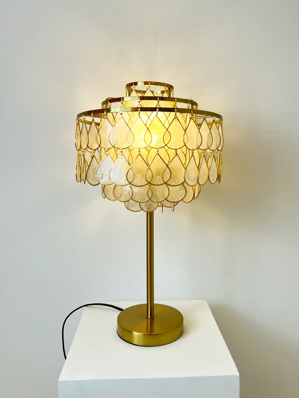 Shell Teardrops Table Lamp