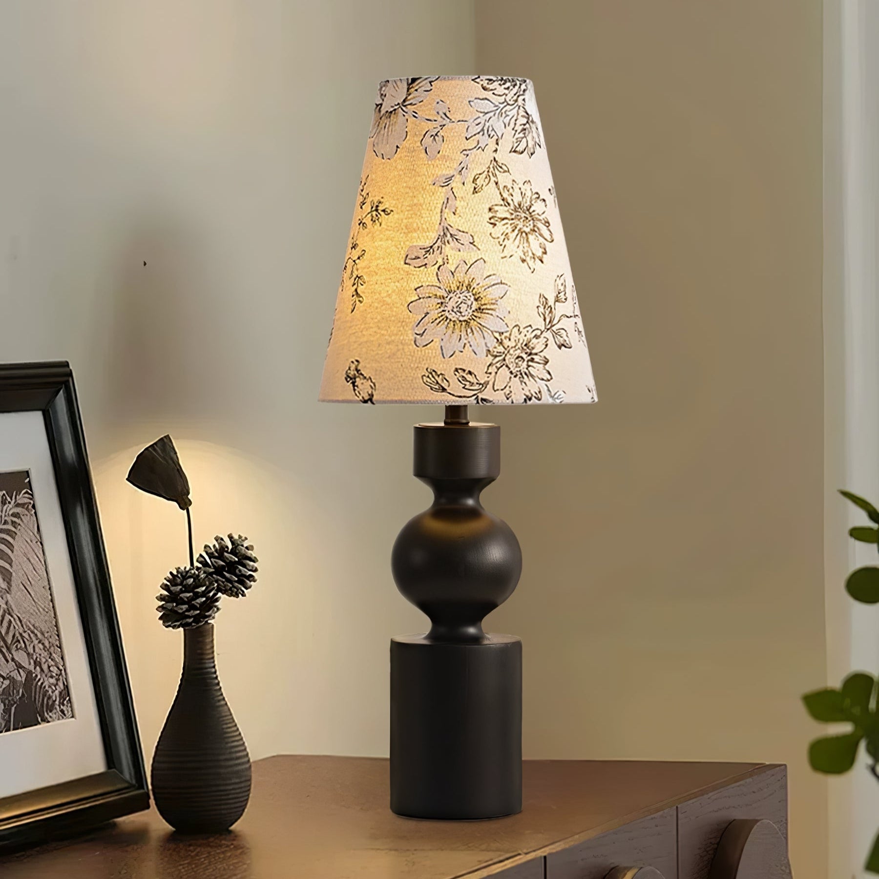 Wooden Flower Pattern Table Lamp