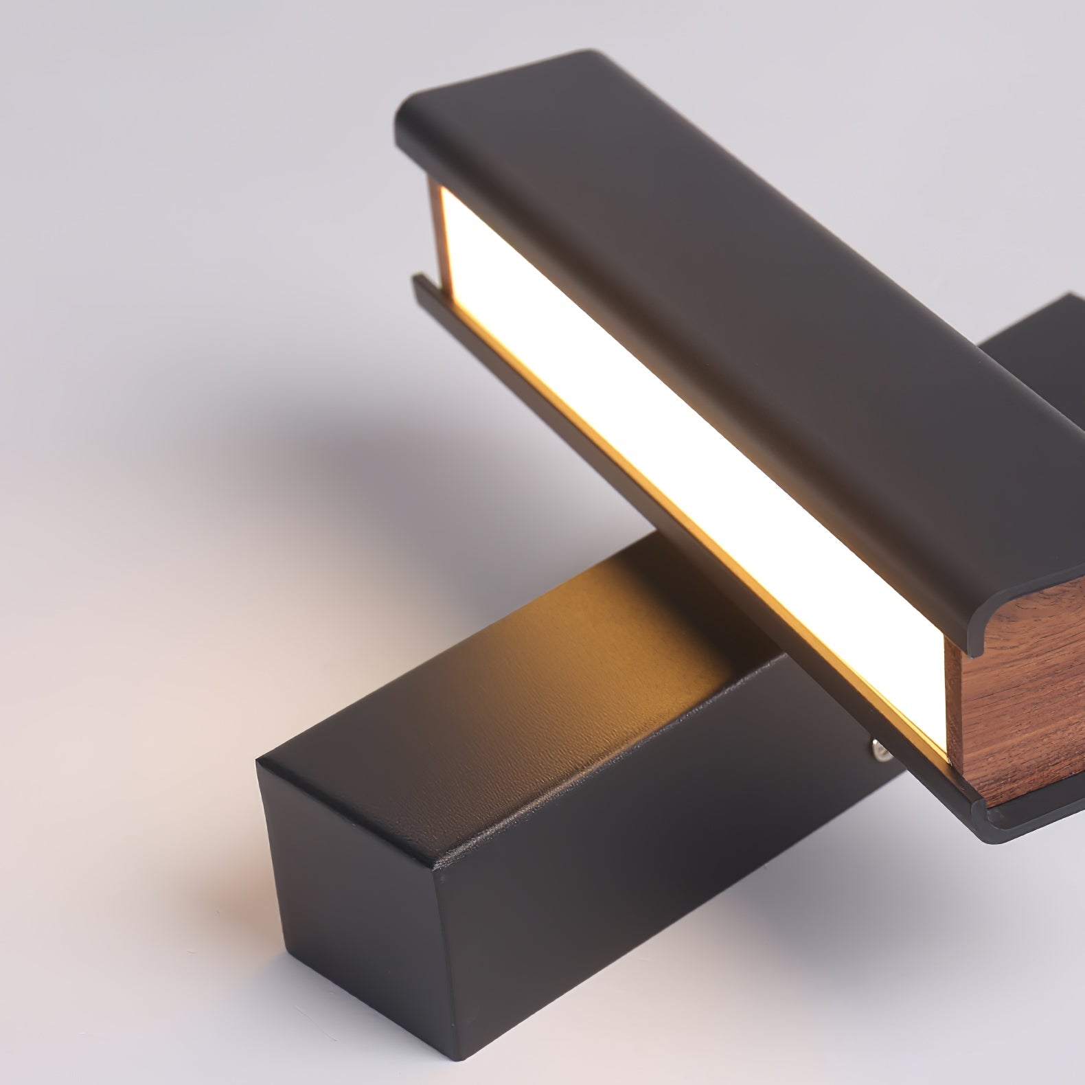 Clasp Wall Lamp